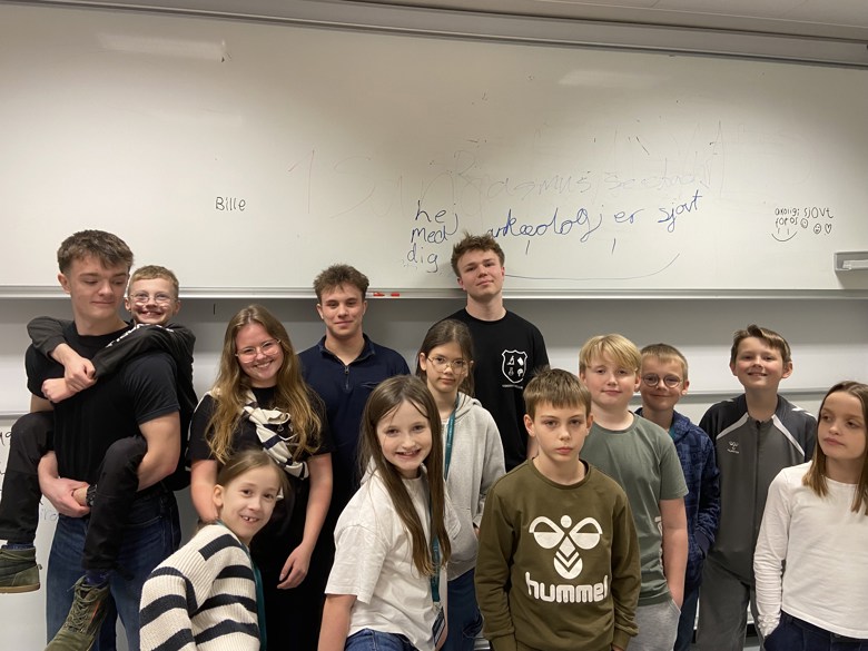 en gruppe yngre og ældre elever