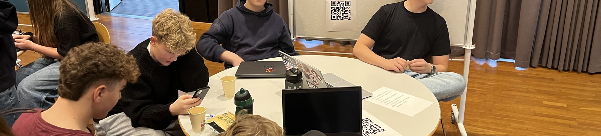 En gruppe drenge har undervisning